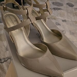 NEVER WORN Bandolino Women's Beige Patent Heels